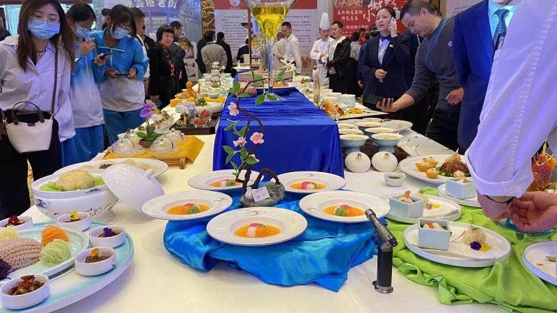 我系師生觀摩、學習現(xiàn)場美食作品.jpg
